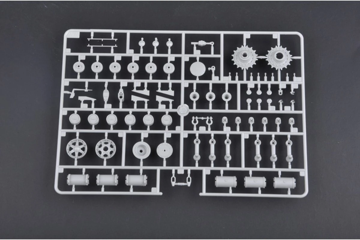 01567 | Trumpeter 1/35 Soviet KV-1S/85 Heavy Tank Scaled Plastic Model Kit 4 01567 | Trumpeter 1/35 Soviet KV-1S/85 Heavy Tank Scaled Plastic Model Kit - Image 2
