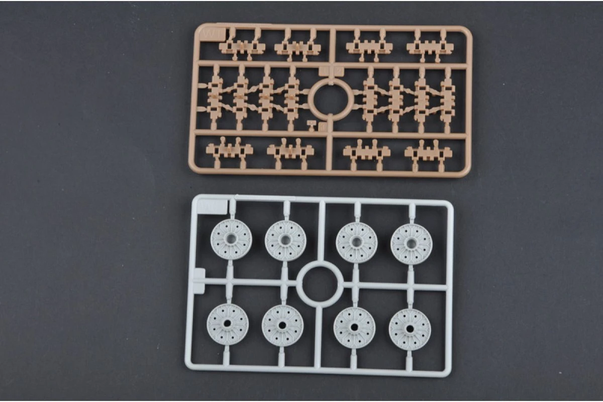 01567 | Trumpeter 1/35 Soviet KV-1S/85 Heavy Tank Scaled Plastic Model Kit 11 01567 | Trumpeter 1/35 Soviet KV-1S/85 Heavy Tank Scaled Plastic Model Kit - Image 9