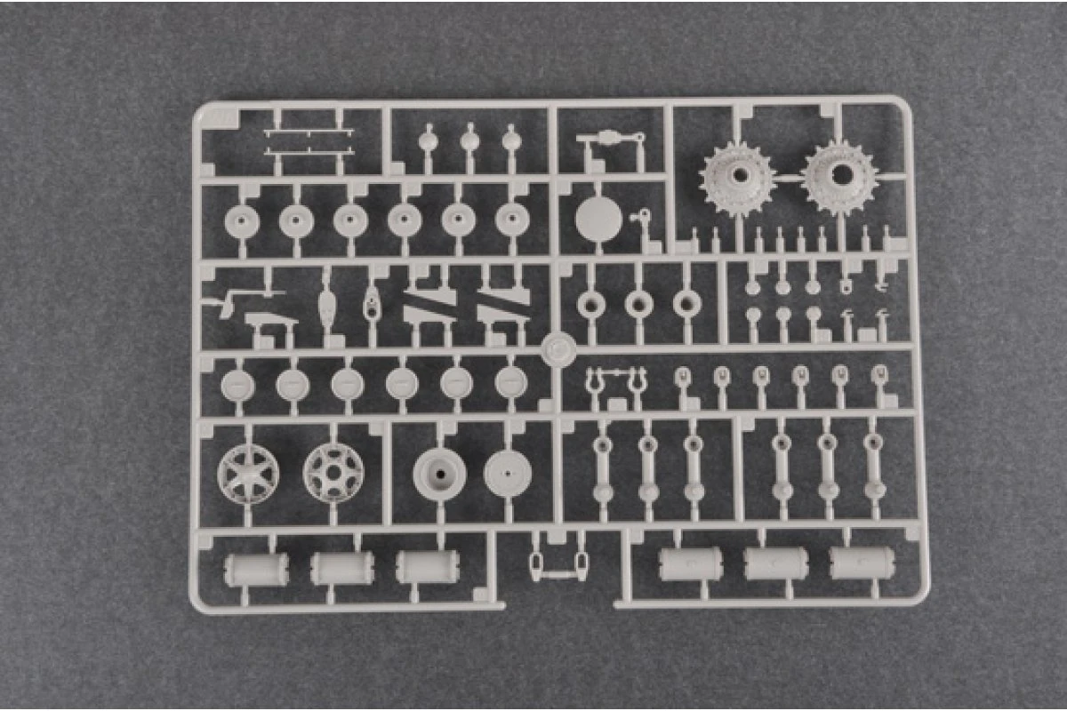 01568 | Trumpeter 1/35 Soviet KV-8S Welded Turret Tank Scaled Plastic Model Kit 6 01568 | Trumpeter 1/35 Soviet KV-8S Welded Turret Tank Scaled Plastic Model Kit - Image 4